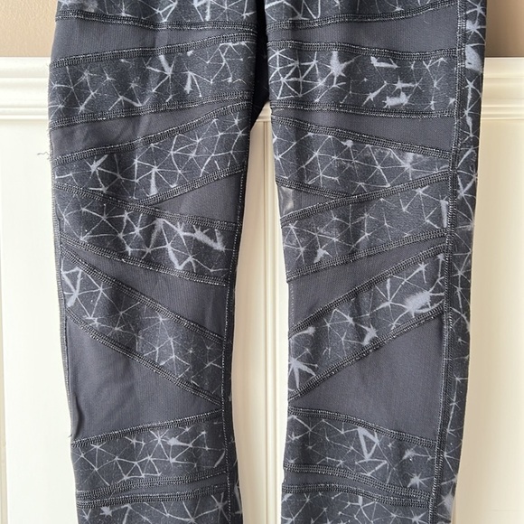 Lululemon Black Mesh Panel Leggings Size 2 - Picture 4 of 10